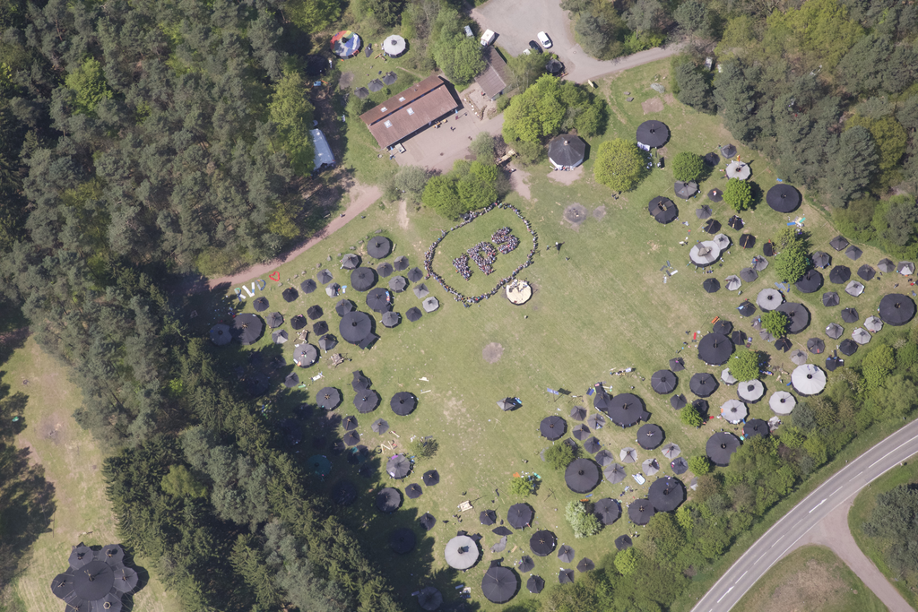 Luftbild eines Lagerplatzes mit Schwarzzelten 